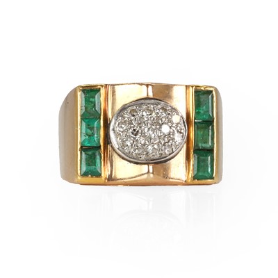 Lot 89 - A diamond and emerald signet ring