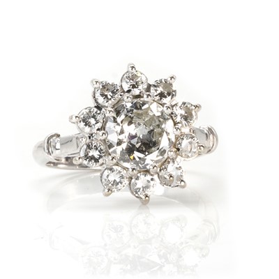 Lot 202 - A diamond cluster ring