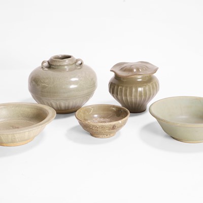 Lot 560 - A collection of Chinese Longquan celadon ware