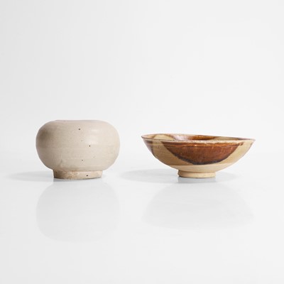 Lot 552 - A Chinese sancai-glazed bowl