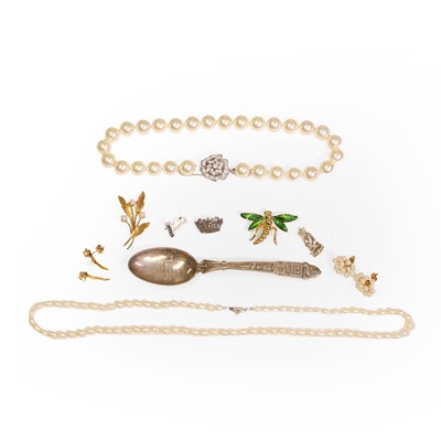 Lot 320 - A small group of silver and costume jewellery