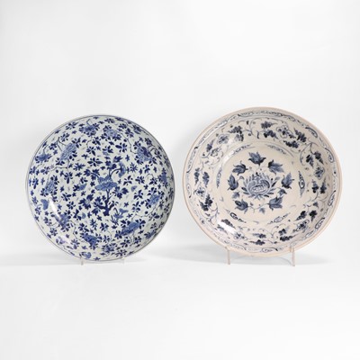 Lot 524 - A Chinese blue and white charger