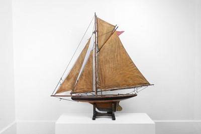 Lot 229 - An Edwardian pond yacht