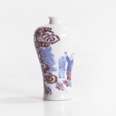 Lot 85 - A Chinese copper-red and underglaze blue snuff bottle