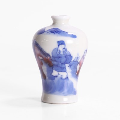 Lot 84 - A Chinese copper-red and underglaze blue snuff bottle