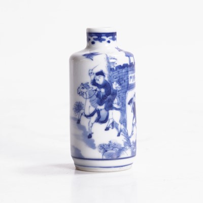 Lot 363 - A Chinese blue and white snuff bottle