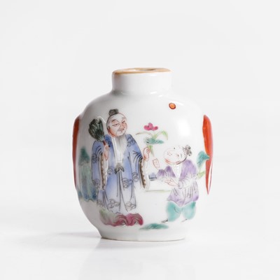 Lot 91 - A Chinese famille rose snuff bottle