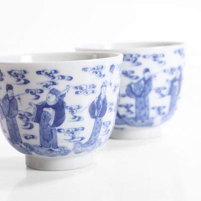 Lot 598 - A pair of Chinese blue and white teacups