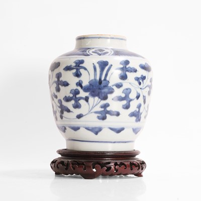Lot 118 - A Chinese blue and white jar