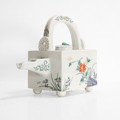 Lot 233 - A Japanese Kakiemon-type tea kettle