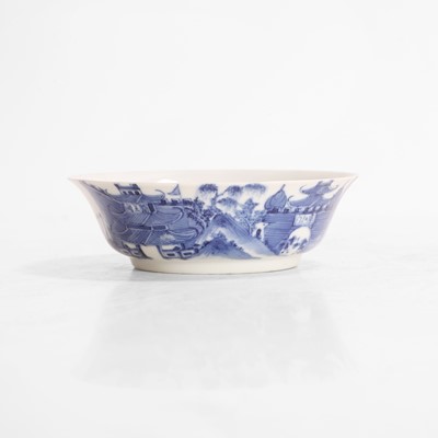 Lot 185 - A Chinese blue and white saucer