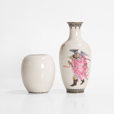 Lot 180 - A Chinese famille rose vase