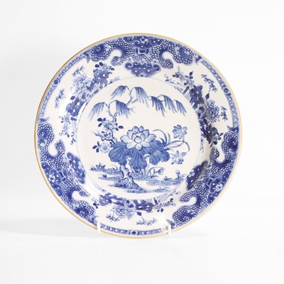 Lot 186 - A Chinese blue and white plate