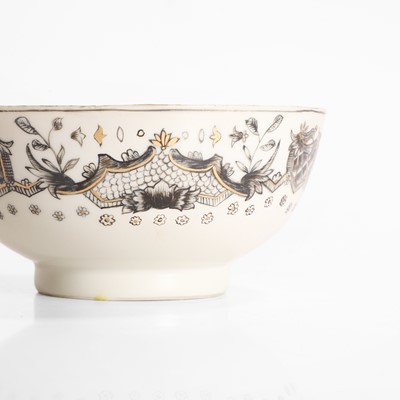 Lot 60 - A Chinese export en grisaille porcelain bowl