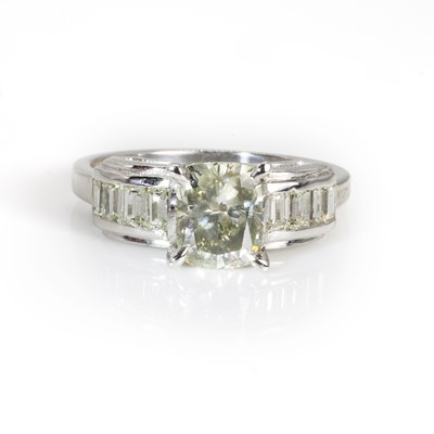 Lot 264 - † A colourless and fancy coloured diamond ring