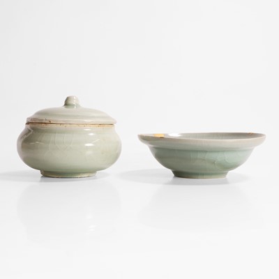 Lot 263 - A Chinese celadon-glazed bowl