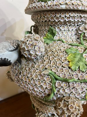 Lot 85 - A pair of Meissen Schneeballen vases and covers