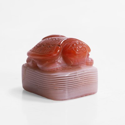 Lot 353 - A Chinese agate seal
