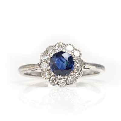 Lot 91 - An early 20th century sapphire and diamond cluster ring