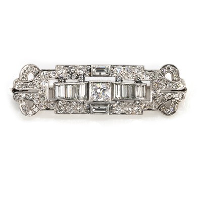 Lot 89 - A diamond plaque brooch, c.1930