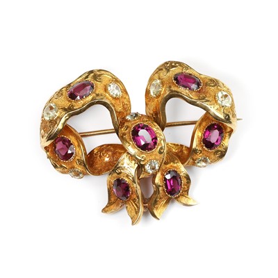 Lot 13 - A rhodolite garnet and chrysolite bow brooch