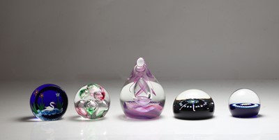 Lot 329 - A group of paperweights