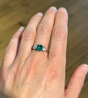 Lot 250 - An emerald and old cut diamond three stone ring