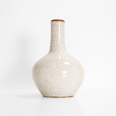 Lot 303 - A Chinese ge-type vase