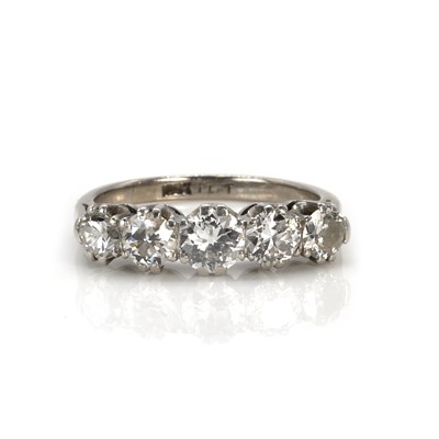 Lot 231 - A diamond five stone ring
