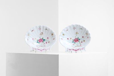 Lot 197 - A pair of export famille rose porcelain shell dishes