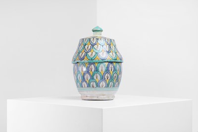 Lot 289 - A glazed pottery jobbana lidded pot