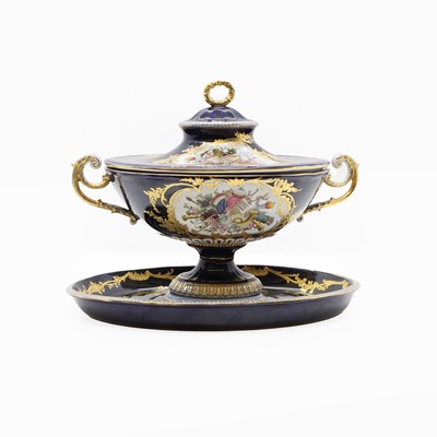 Lot 286 - A Russian Gardner porcelain lidded urn and stand