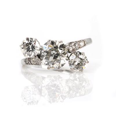 Lot 78 - An early 20th century diamond three stone ring