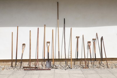 Lot 484 - Seventeen various garden implements