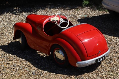Lot 38 - A 1950s Austin J40 pedal car
