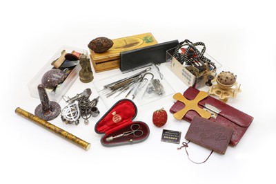 Lot 208 - A collection of sewing accessories