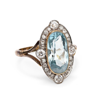 Lot 18 - An aquamarine and diamond ring