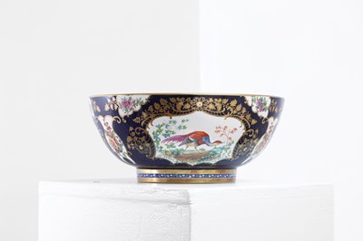 Lot 223 - A Worcester-style porcelain punchbowl