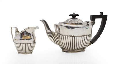 Lot 11 - An Edwardian silver teapot