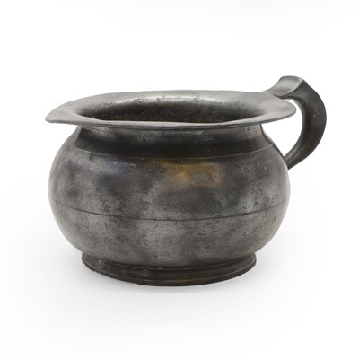 Lot 189 - An 18th century pewter chamber pot