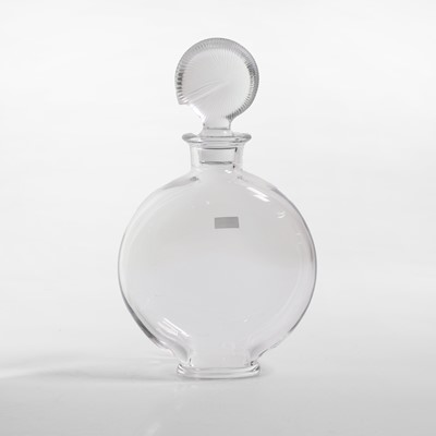 Lot 154 - A Baccarat 'Nautilus' glass decanter