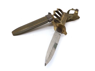 Lot 386 - A US 1918 pattern trench dagger