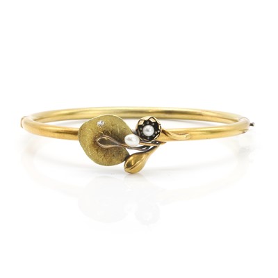 Lot 22 - An Art Nouveau pearl and diamond hinged bangle