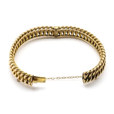 Lot 27 - A late Victorian hinged bangle