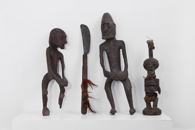 Lot 316 - A group of tribal items
