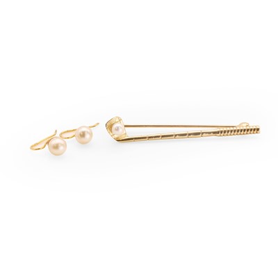 Lot 1167 - A 9ct gold cultured pearl brooch and a pair of 9ct gold faux pearl drop earrings