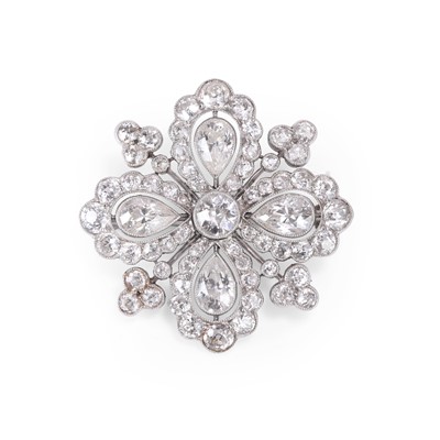 Lot 22 - An early 20th century diamond brooch