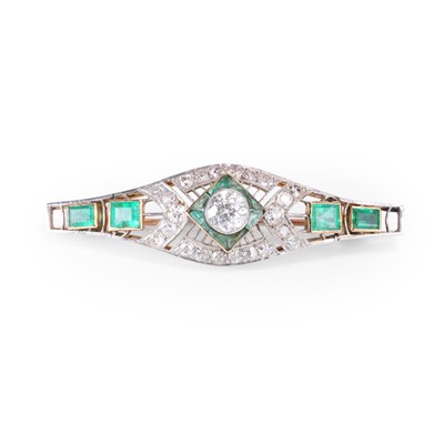 Lot 26 - An early 20th century emerald and diamond plaque brooch