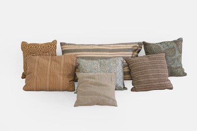 Lot 320 - A collection of cushions