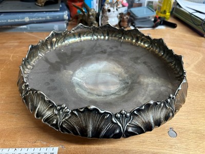 Lot 607 - A silver centrepiece